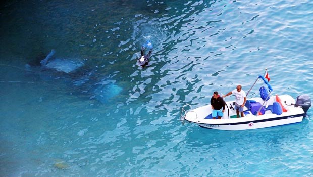 Denize Düşen Otomobilin Sürücüsü Boğuldu